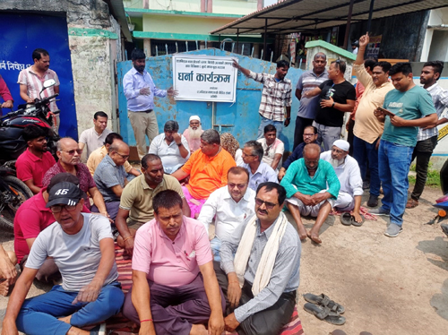 लालपुर्जा माग्दै नापी कार्यालयमा घेराउ र धर्ना